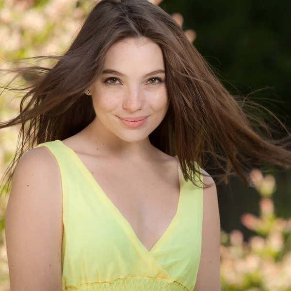 Portrait of beautiful young girl in summer garden. — 스톡 사진