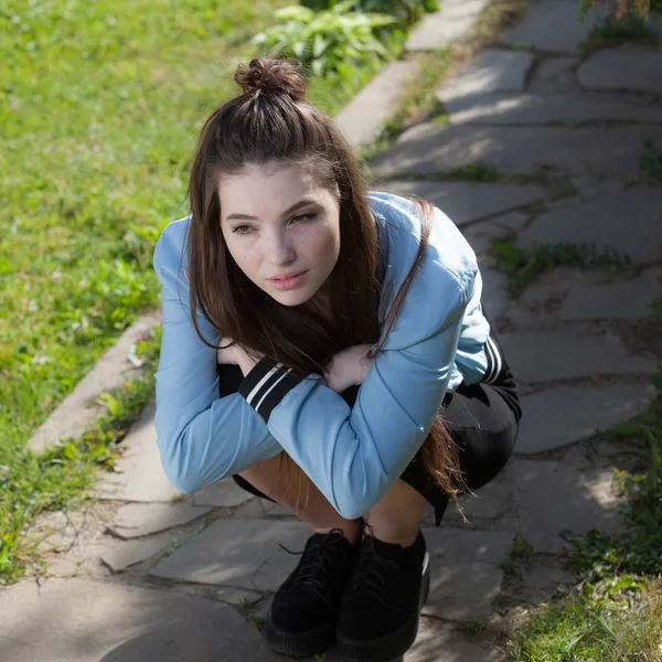 Portret van een mooi jong meisje in de zomertuin. — Stockfoto