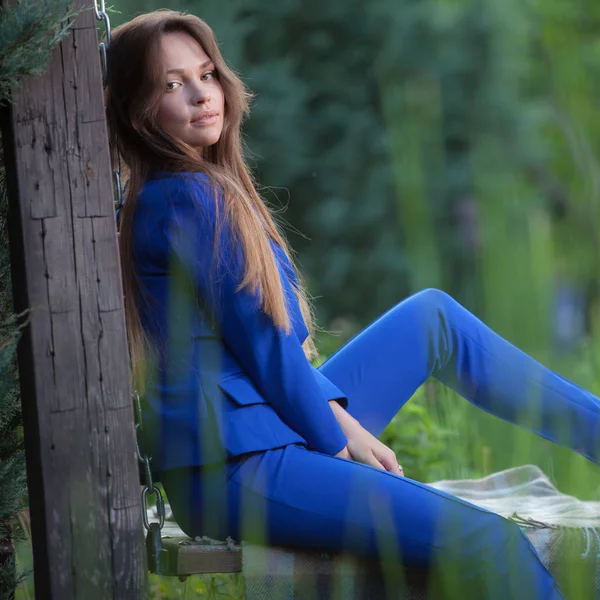 Retrato de una hermosa joven en el jardín de verano . —  Fotos de Stock