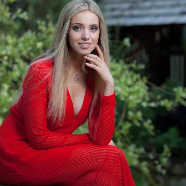 Portret van een mooi jong meisje in de zomertuin. — Stockfoto