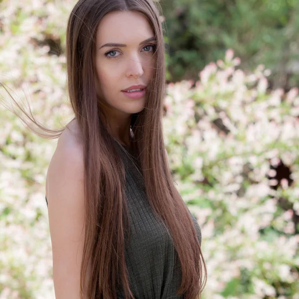 Retrato de una hermosa joven en el jardín de verano . — Foto de Stock