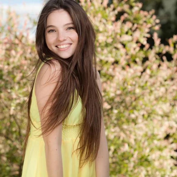 Portrait of beautiful young girl in summer garden. — Stock Photo, Image