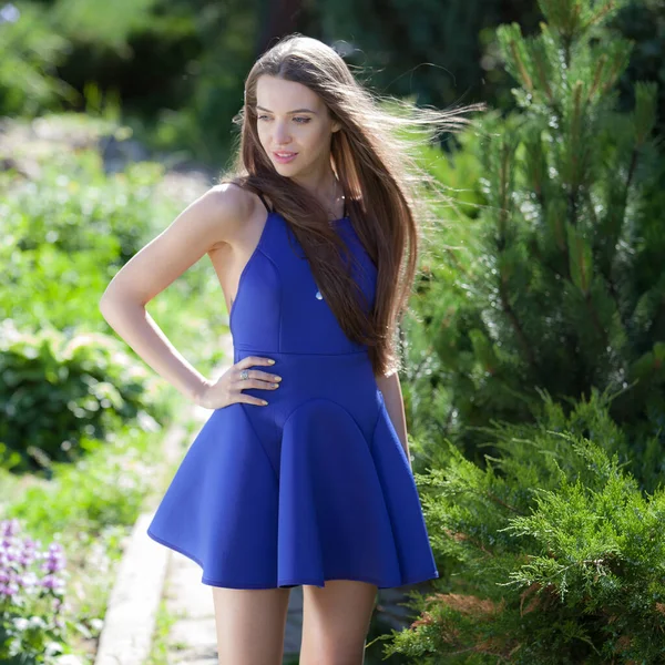 Portrait de belle jeune fille dans le jardin d'été . — Photo