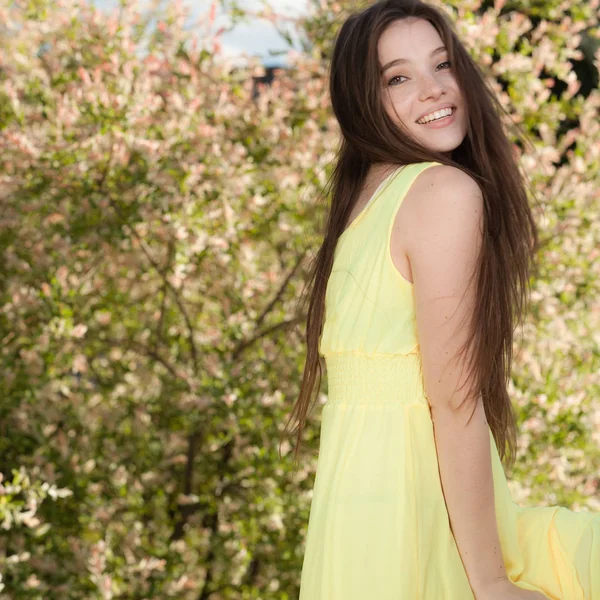 Portrait de belle jeune fille dans le jardin d'été . — Photo