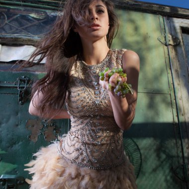 Yaz bahçesindeki güzel genç kızın portresi..