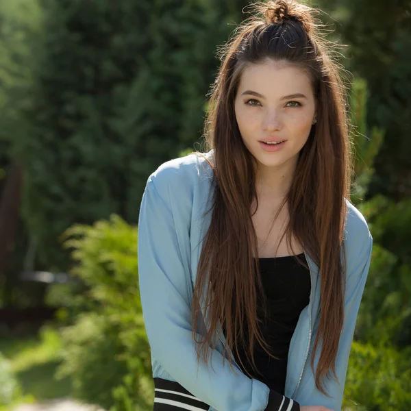 Portrait de belle jeune fille dans le jardin d'été . — Photo