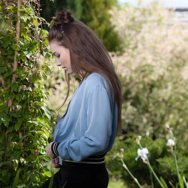 Πορτρέτο της όμορφης νεαρής κοπέλας στον καλοκαιρινό κήπο. — Φωτογραφία Αρχείου