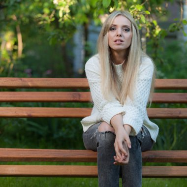 Yaz bahçesindeki güzel genç kızın portresi..