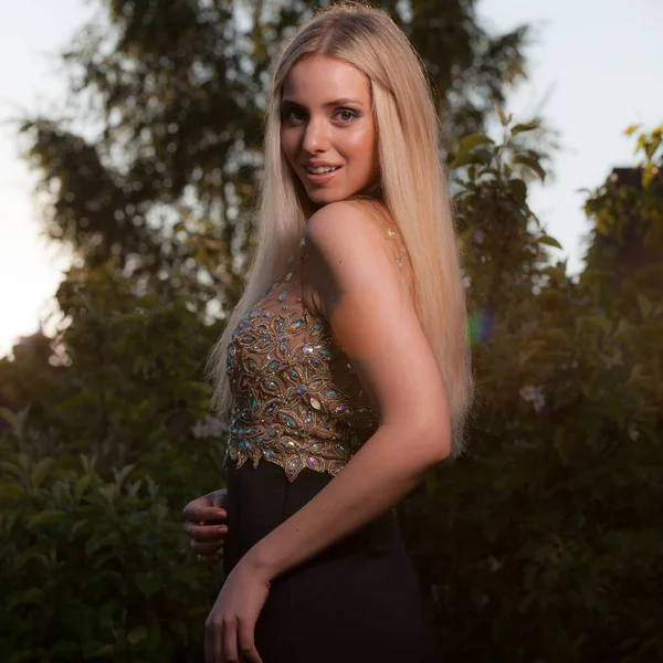 Retrato de una hermosa joven en el jardín de verano . — Foto de Stock