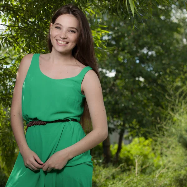 Portret van een mooi jong meisje in de zomertuin. — Stockfoto