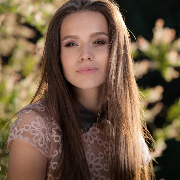 Retrato de una hermosa joven en el jardín de verano . — Foto de Stock