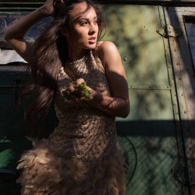 Yaz bahçesindeki güzel genç kızın portresi..