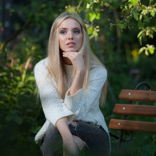 Ritratto di bella ragazza nel giardino estivo . — Foto Stock