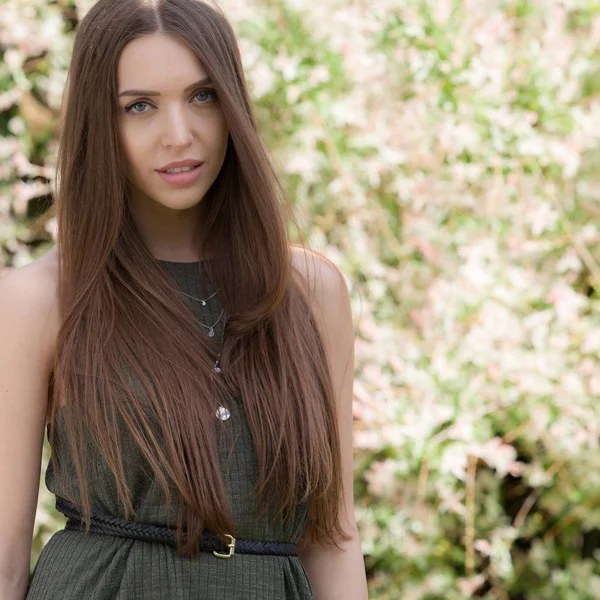 Ritratto di bella ragazza nel giardino estivo . — Foto Stock