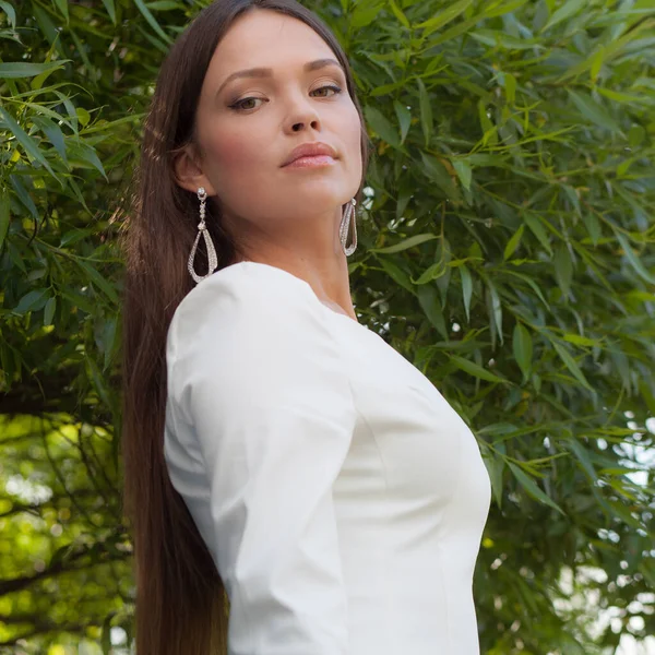 Portret van een mooi jong meisje in de zomertuin. — Stockfoto