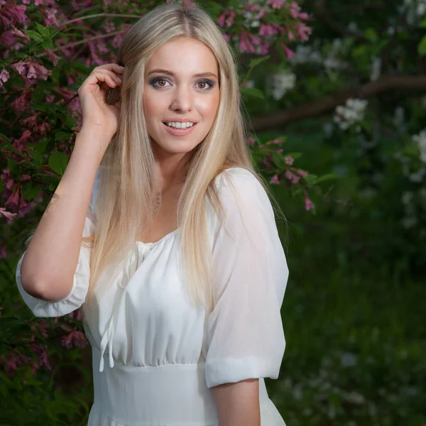 Portrait de belle jeune fille dans le jardin d'été . — Photo