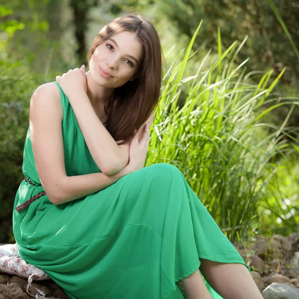 Retrato de una hermosa joven en el jardín de verano . — Foto de Stock