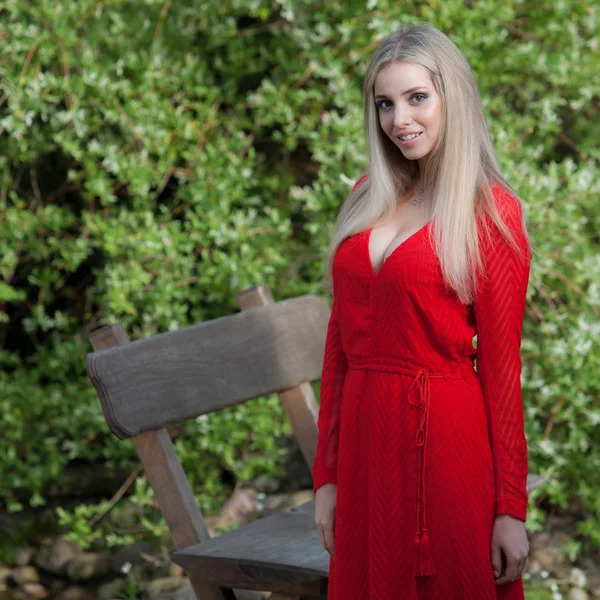 Retrato de menina bonita no jardim de verão . — Fotografia de Stock