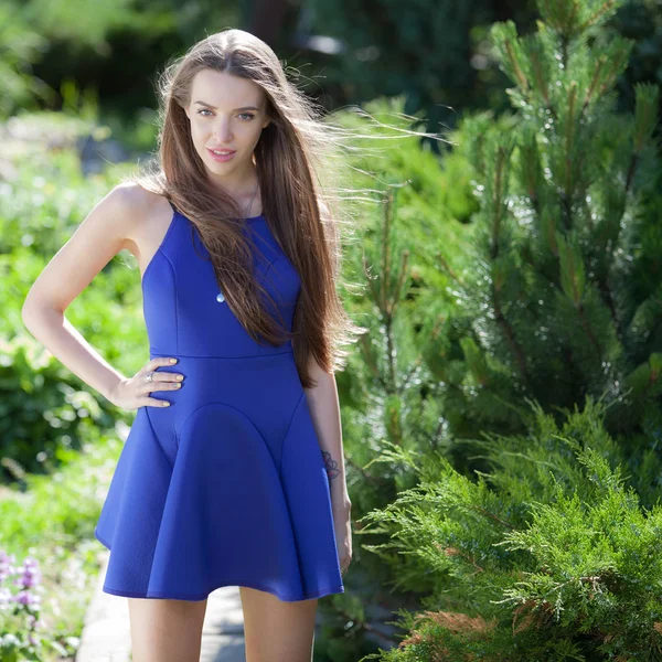 Retrato de una hermosa joven en el jardín de verano . —  Fotos de Stock