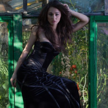 Yaz bahçesindeki güzel genç kızın portresi..