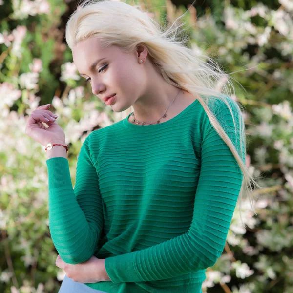 Portrait de belle jeune fille dans le jardin d'été . — Photo