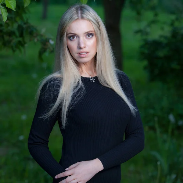 Retrato de menina bonita no jardim de verão . — Fotografia de Stock