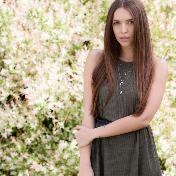 Retrato de una hermosa joven en el jardín de verano . — Foto de Stock