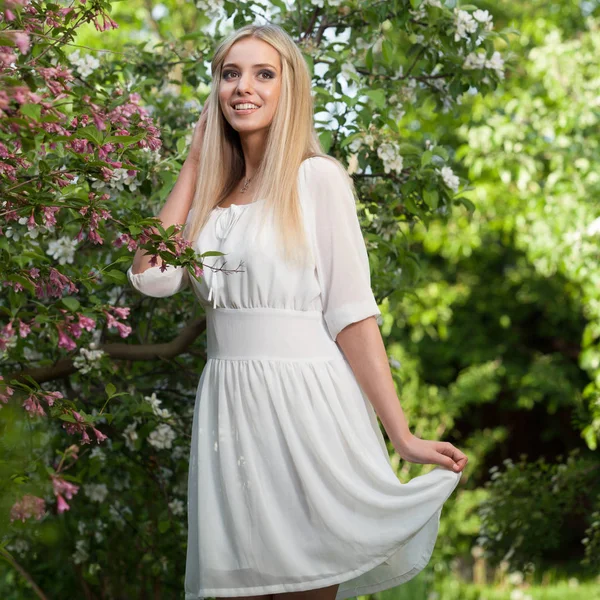 Portret van een mooi jong meisje in de zomertuin. — Stockfoto