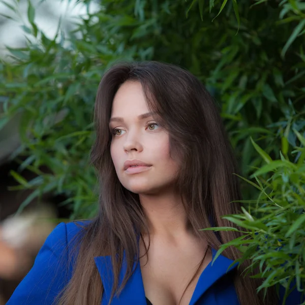 Portret van een mooi jong meisje in de zomertuin. — Stockfoto