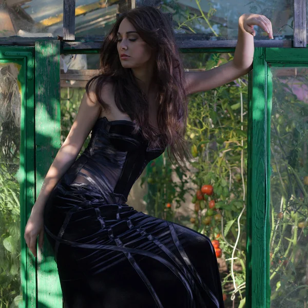 Retrato de una hermosa joven en el jardín de verano . — Foto de Stock