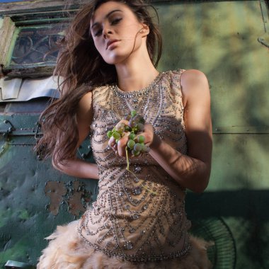 Yaz bahçesindeki güzel genç kızın portresi..