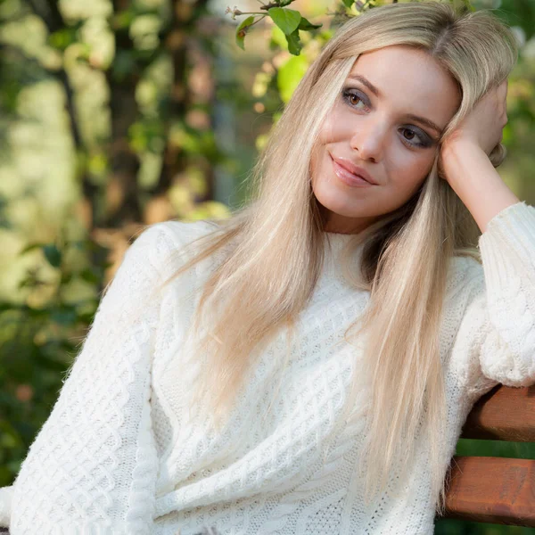 Retrato de una hermosa joven en el jardín de verano . —  Fotos de Stock