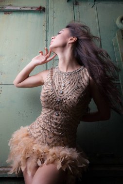 Yaz bahçesindeki güzel genç kızın portresi..