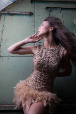 Yaz bahçesindeki güzel genç kızın portresi..