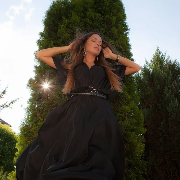 Portrait de belle jeune fille dans le jardin d'été . — Photo