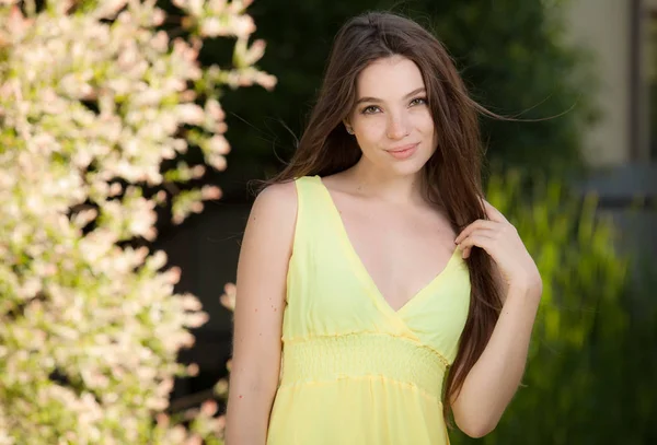 Ritratto di bella ragazza nel giardino estivo . — Foto Stock