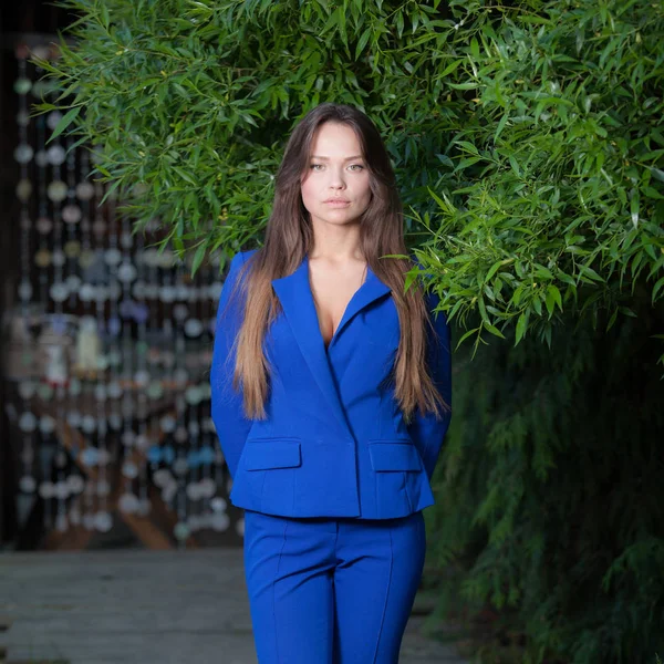 Retrato de una hermosa joven en el jardín de verano . — Foto de Stock