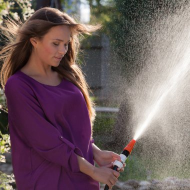 Yaz bahçesindeki güzel genç kızın portresi..