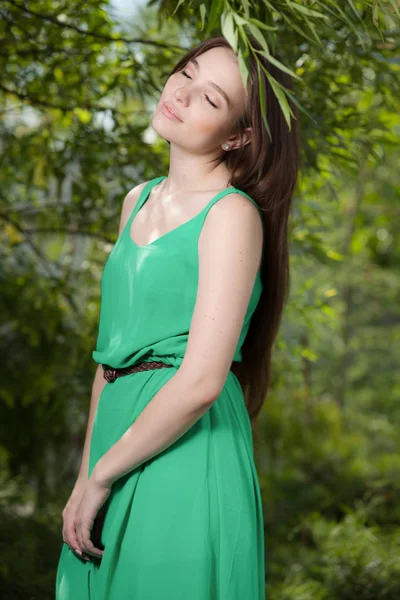 Портрет красивой молодой девушки в летнем саду . — стоковое фото