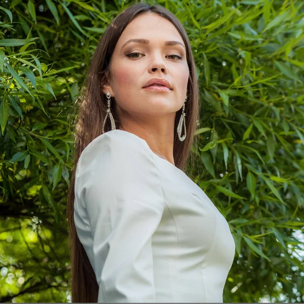 Portret van een mooi jong meisje in de zomertuin. — Stockfoto