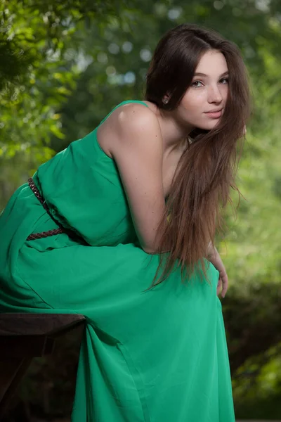 Portrait of beautiful young girl in summer garden. — Stock Photo, Image