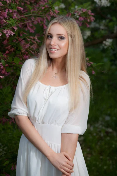 Retrato de una hermosa joven en el jardín de verano . —  Fotos de Stock