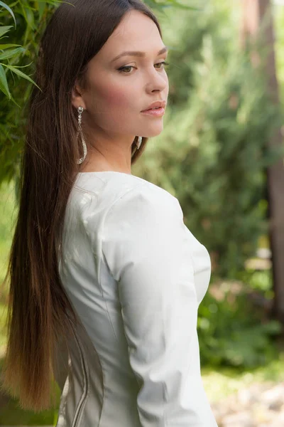 Portrait de belle jeune fille dans le jardin d'été . — Photo