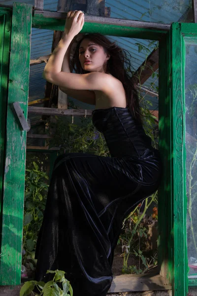 Retrato de una hermosa joven en el jardín de verano . — Foto de Stock