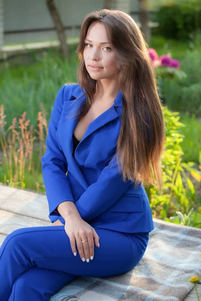 Retrato de una hermosa joven en el jardín de verano . —  Fotos de Stock