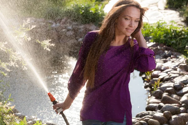 Retrato de una hermosa joven en el jardín de verano . — Foto de Stock