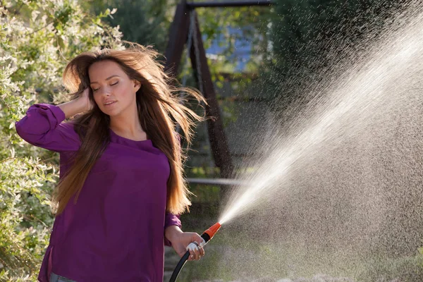 Porträtt av vacker ung flicka i sommarträdgården. — Stockfoto