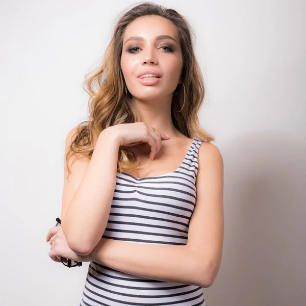 Young beautiful girl studio portrait. — Stock Photo, Image