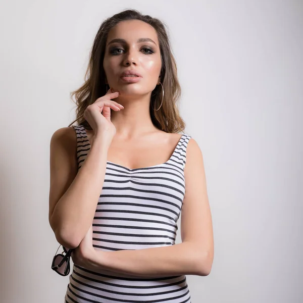 Young beautiful girl studio portrait. — Stock Photo, Image