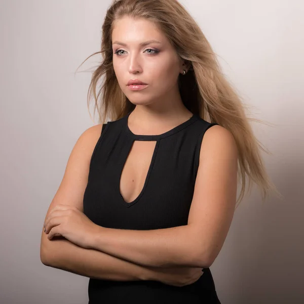 Young beautiful girl studio portrait. — Stock Photo, Image